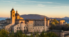 Urbino o zachodzie słońca
