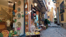 Typowa uliczka w Castelmola i sklepy z ceramiką