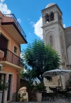 Dzwonnica katedry i główny plac Castelmola zajęty przez miejscowe restauracje