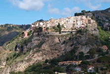 Castelmola widziane z Taorminy (zdjęcie z internetu)
