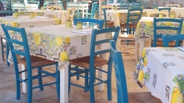 Kolorowe krzesła i tradycyjne obrusy